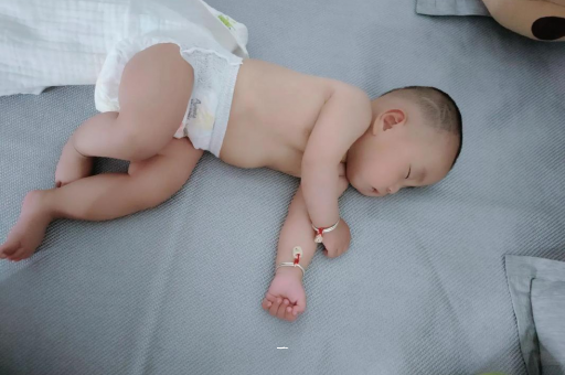 绵阳宝宝胳膊上起红疙瘩